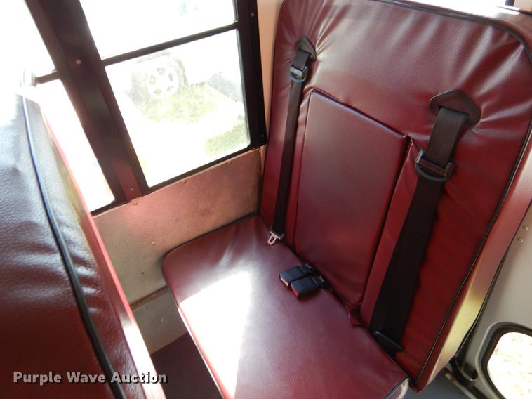 image for item EJ9866 2005 Ford E450 shuttle bus