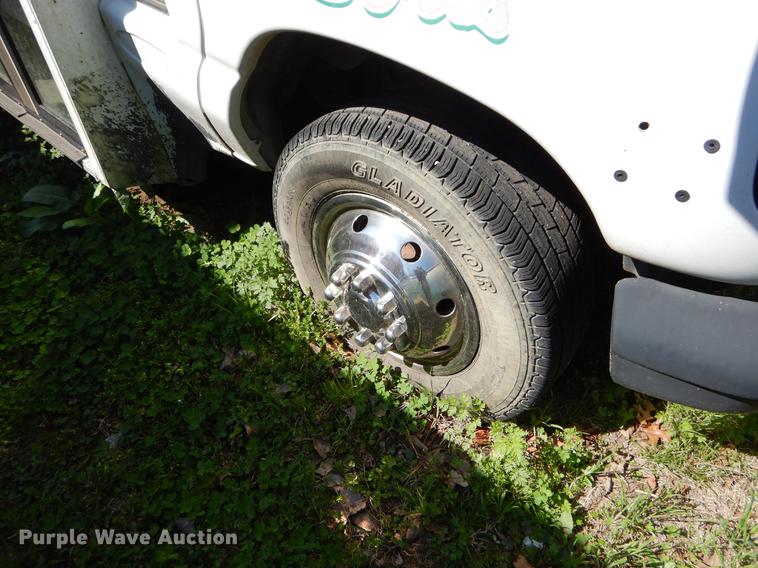 image for item EJ9866 2005 Ford E450 shuttle bus