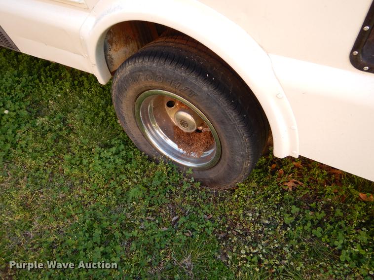 image for item EJ9866 2005 Ford E450 shuttle bus