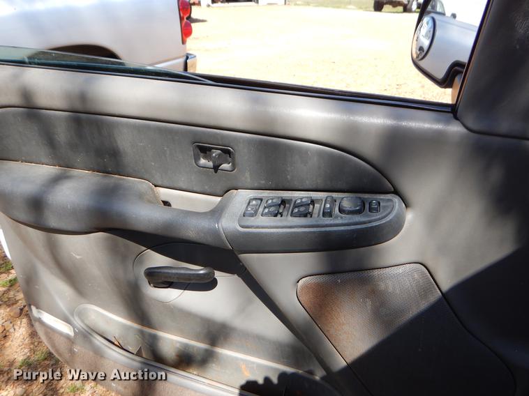 image for item EJ9871 2003 Chevrolet Suburban SUV