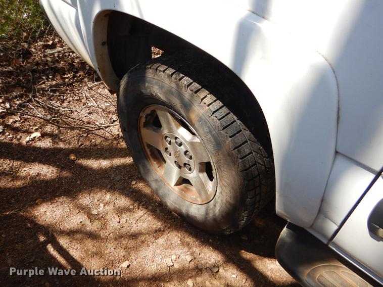 image for item EJ9871 2003 Chevrolet Suburban SUV