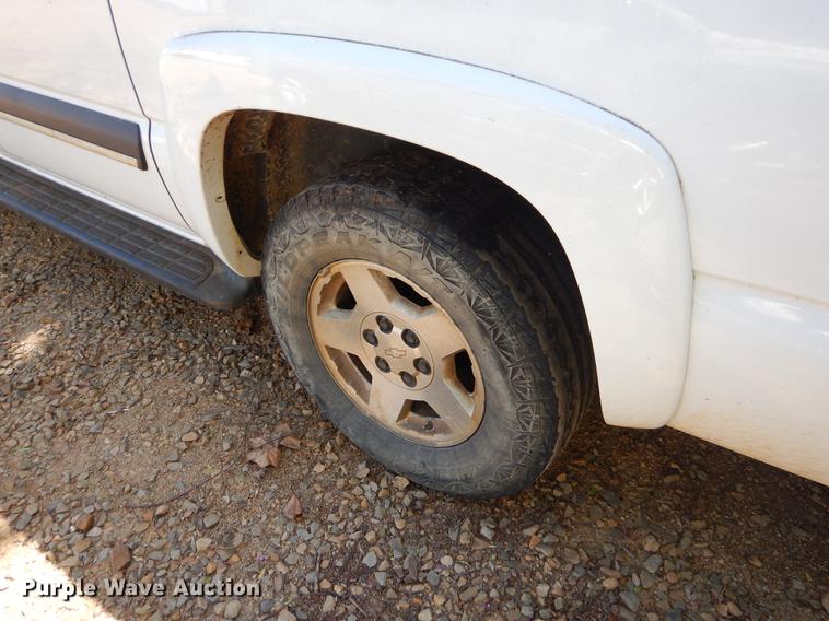 image for item EJ9871 2003 Chevrolet Suburban SUV