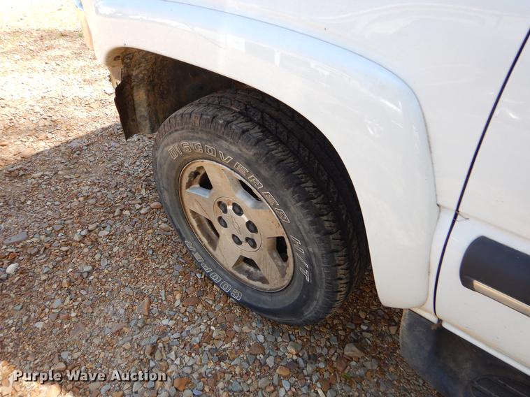 image for item EJ9871 2003 Chevrolet Suburban SUV