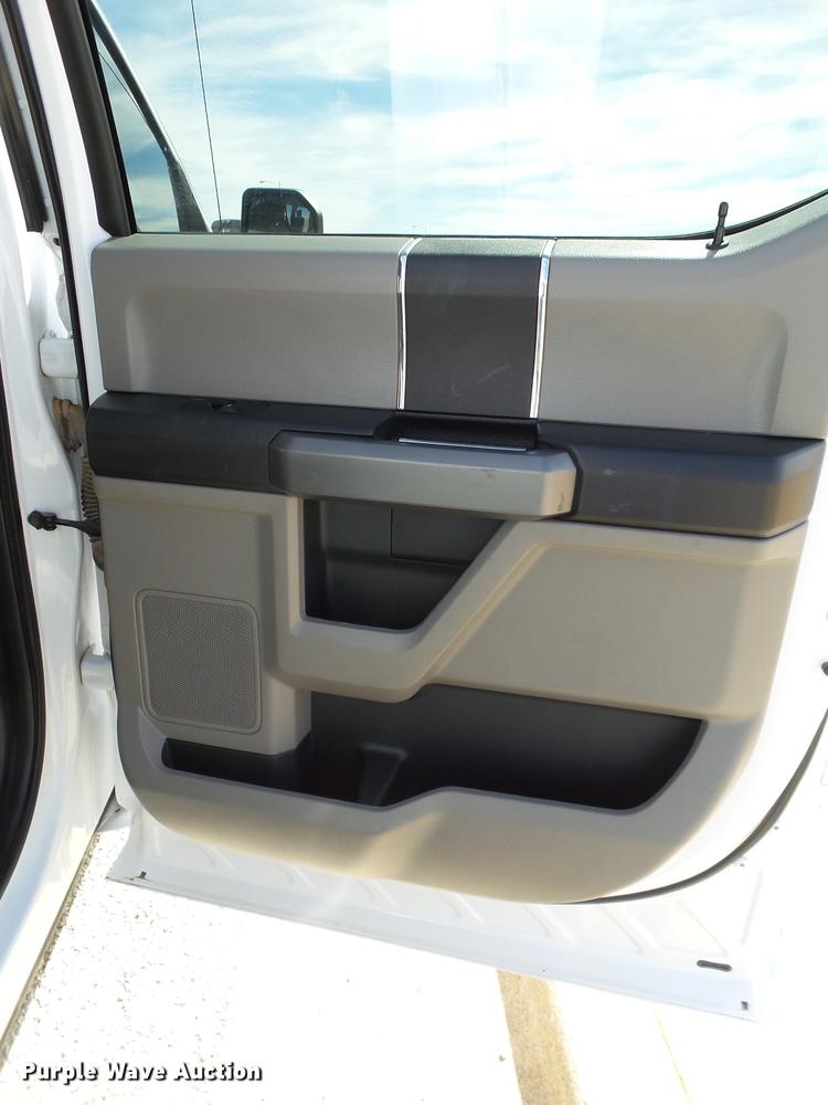 image for item EN9533 2015 Ford F150 XLT SuperCrew Cab pickup truck