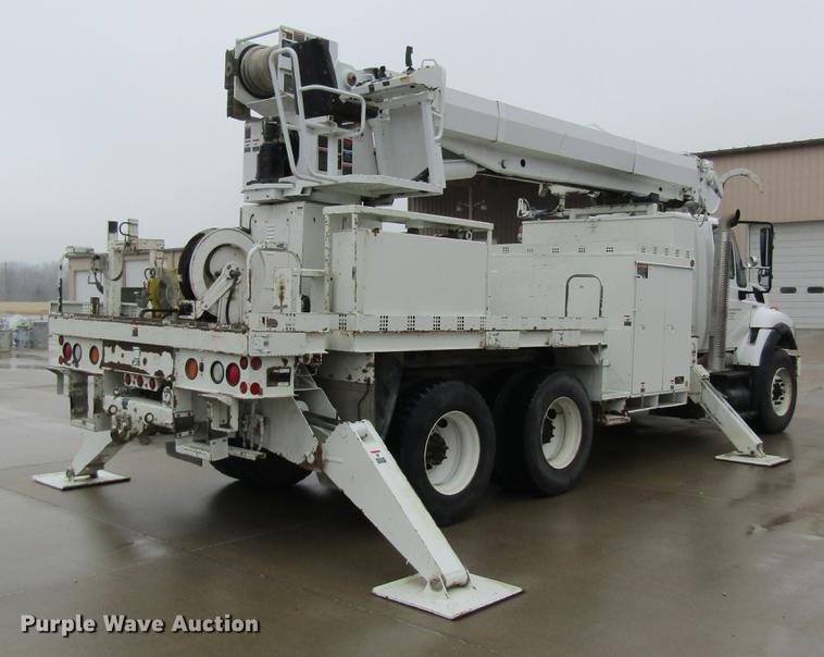 image for item DB5956 2009 International 7500 digger derrick truck