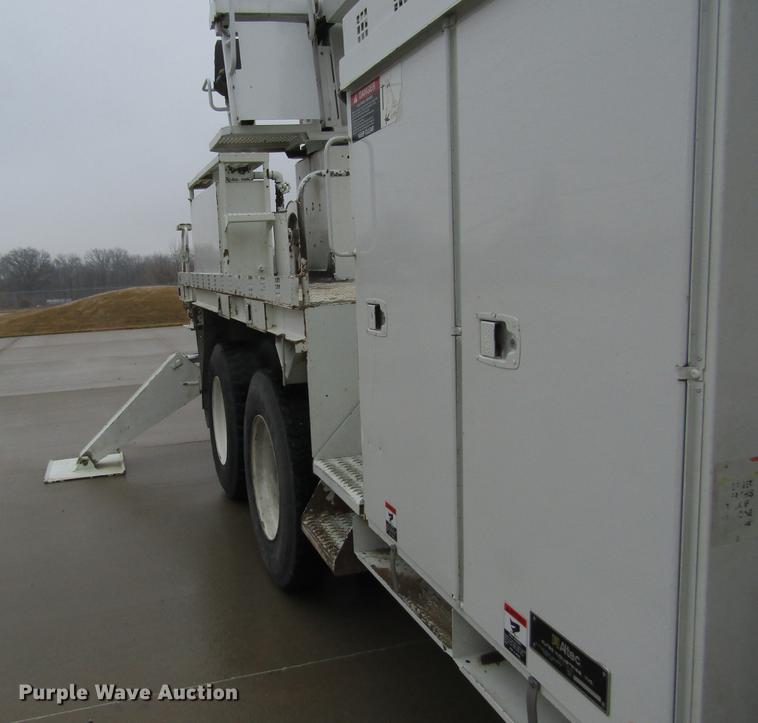 image for item DB5956 2009 International 7500 digger derrick truck