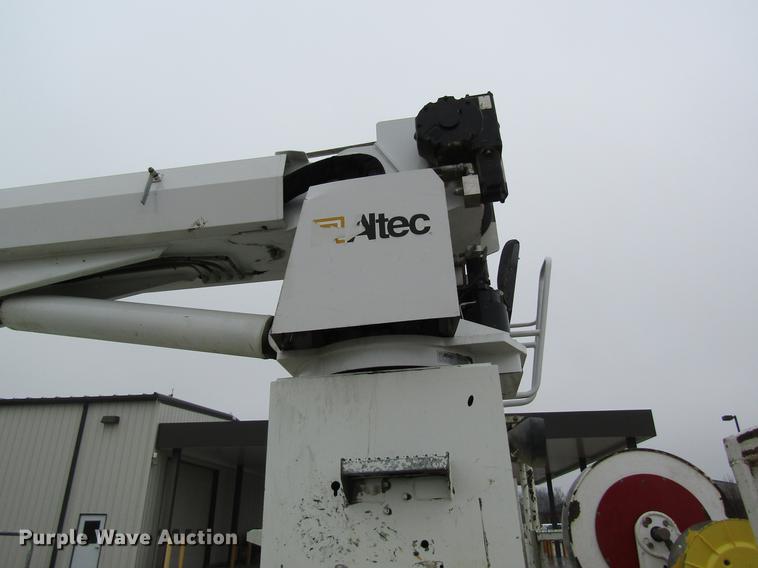 image for item DB5956 2009 International 7500 digger derrick truck