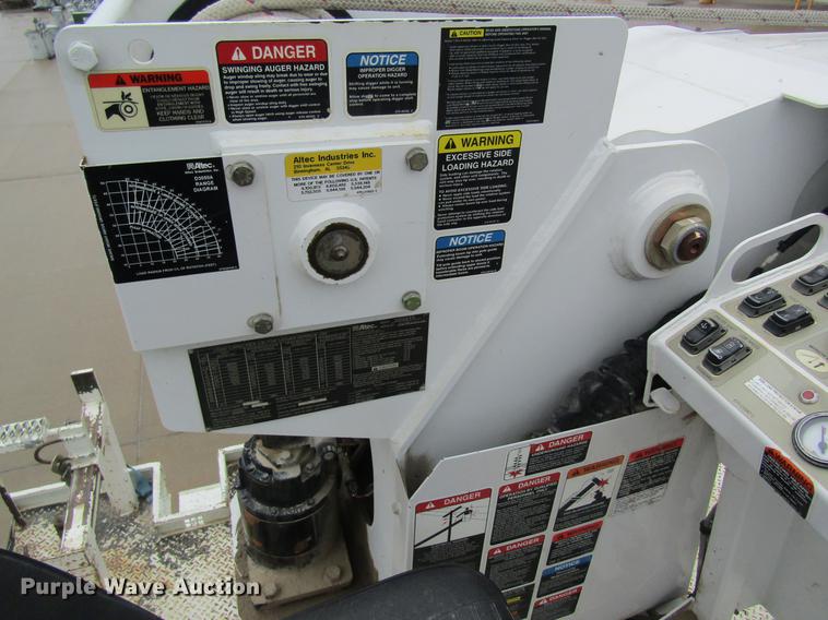 image for item DB5956 2009 International 7500 digger derrick truck