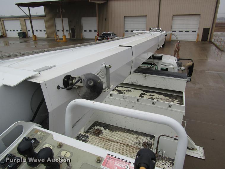 image for item DB5956 2009 International 7500 digger derrick truck