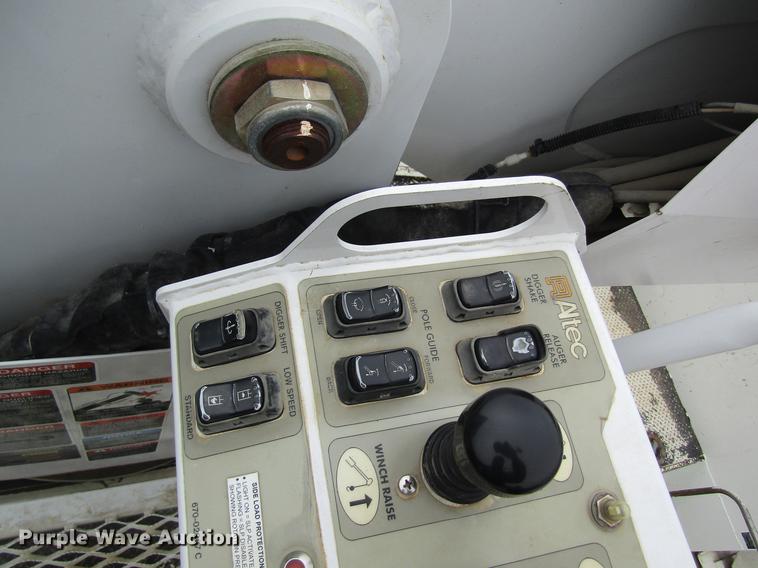 image for item DB5956 2009 International 7500 digger derrick truck