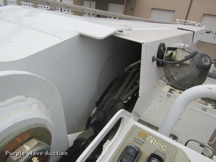 image for item DB5956 2009 International 7500 digger derrick truck