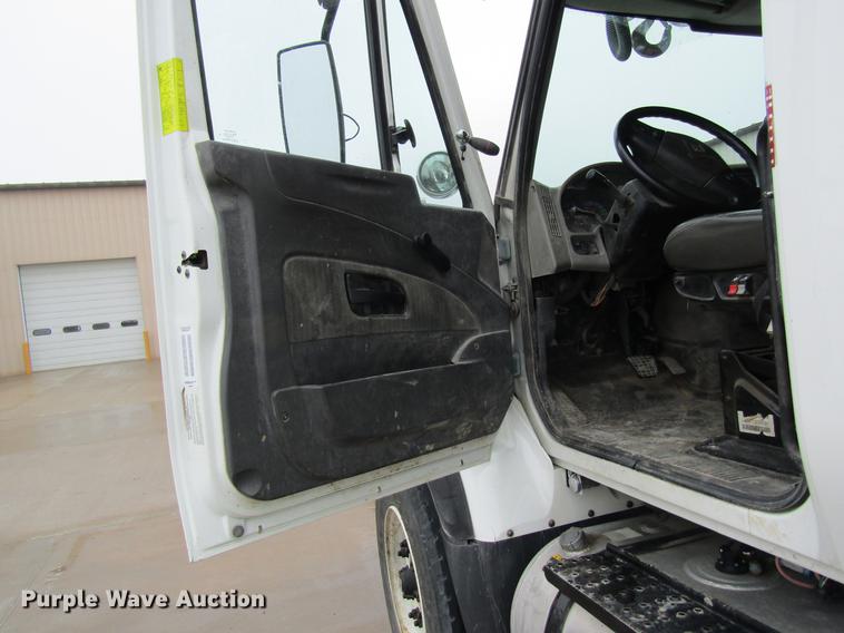 image for item DB5956 2009 International 7500 digger derrick truck