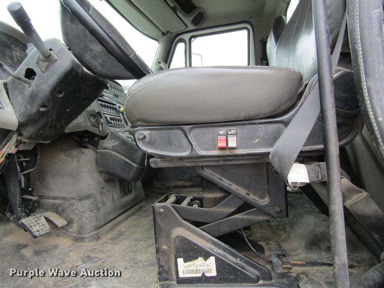 image for item DB5956 2009 International 7500 digger derrick truck