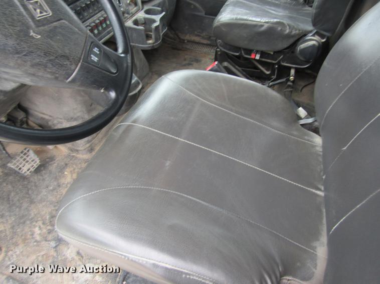 image for item DB5956 2009 International 7500 digger derrick truck