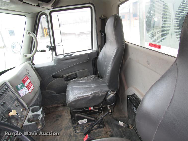 image for item DB5956 2009 International 7500 digger derrick truck