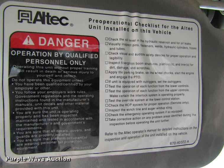 image for item DB5956 2009 International 7500 digger derrick truck