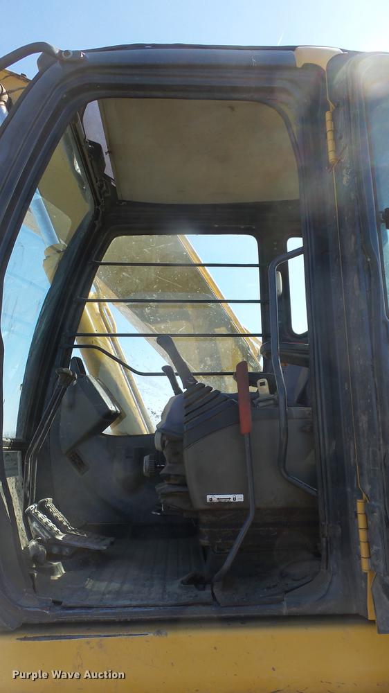 image for item DC0703 2005 John Deere 200C LC excavator