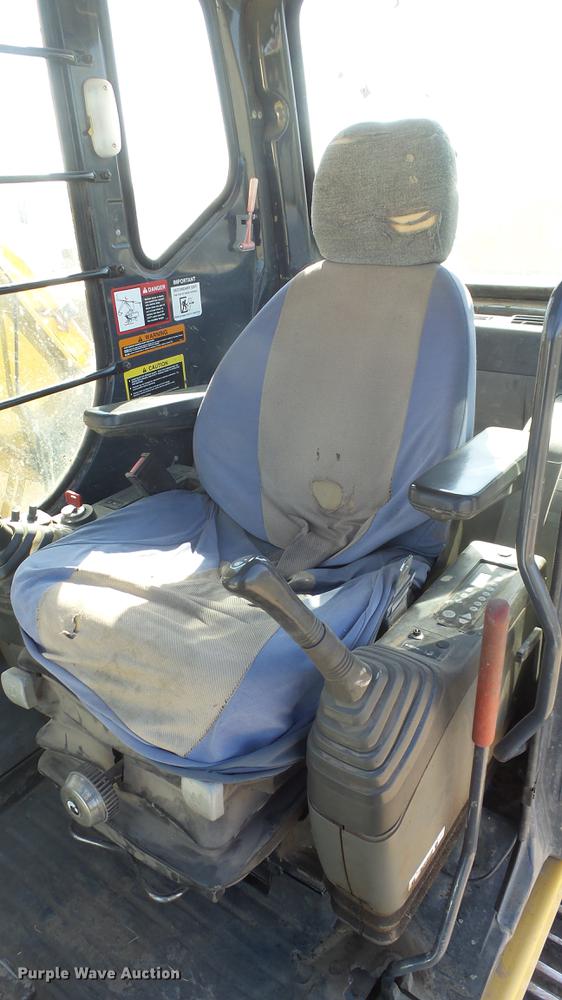 image for item DC0703 2005 John Deere 200C LC excavator