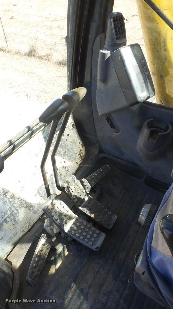 image for item DC0703 2005 John Deere 200C LC excavator