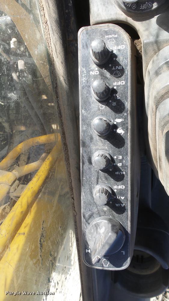 image for item DC0703 2005 John Deere 200C LC excavator