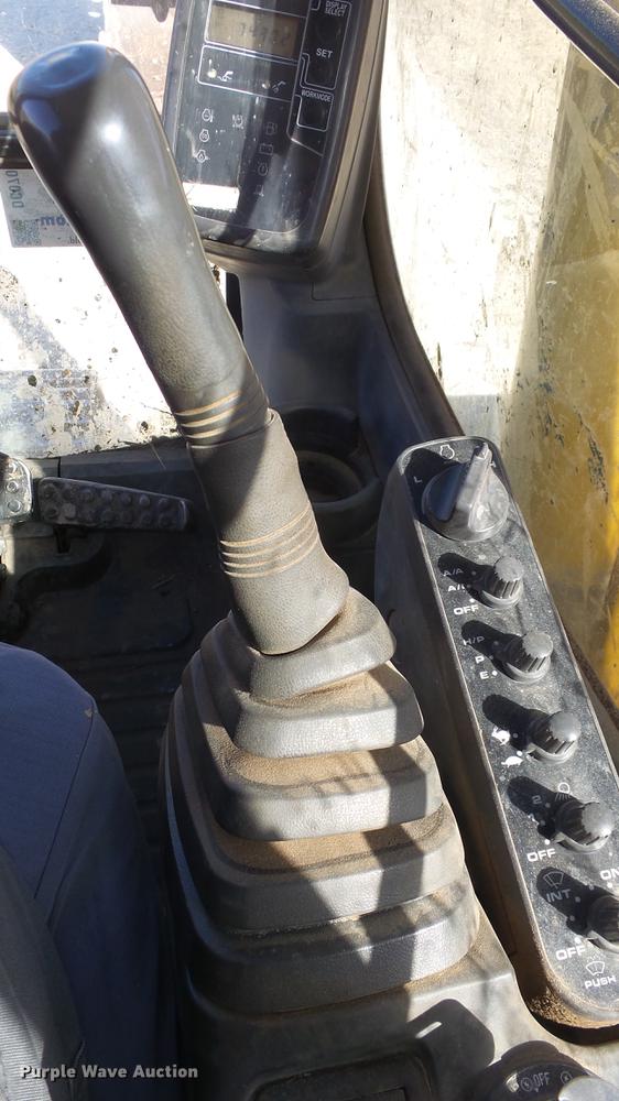 image for item DC0703 2005 John Deere 200C LC excavator