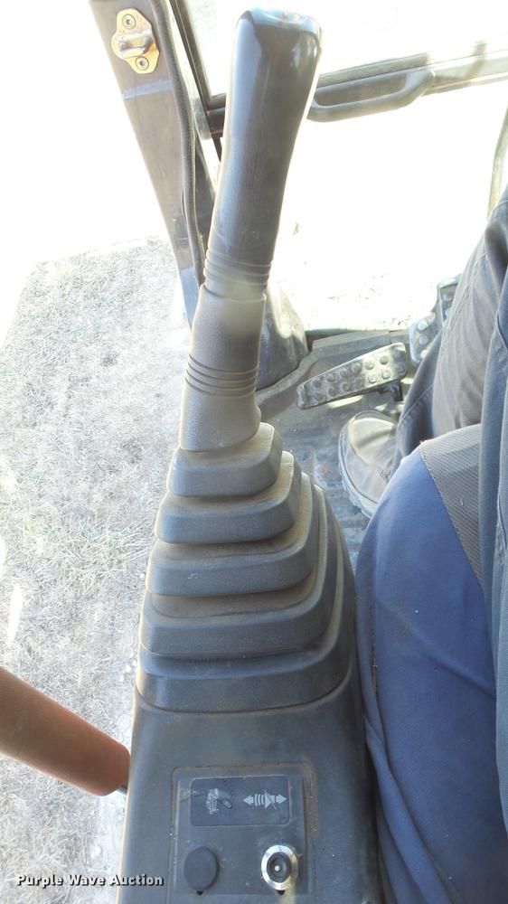 image for item DC0703 2005 John Deere 200C LC excavator