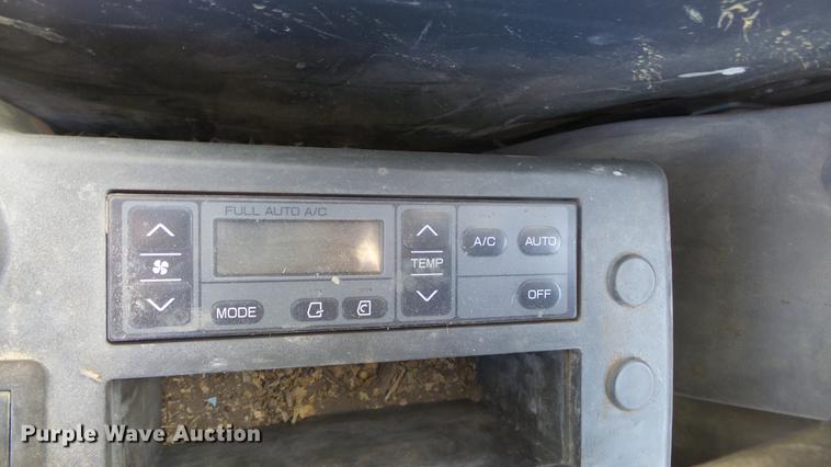 image for item DC0703 2005 John Deere 200C LC excavator