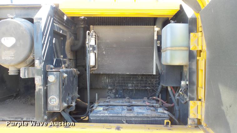 image for item DC0703 2005 John Deere 200C LC excavator