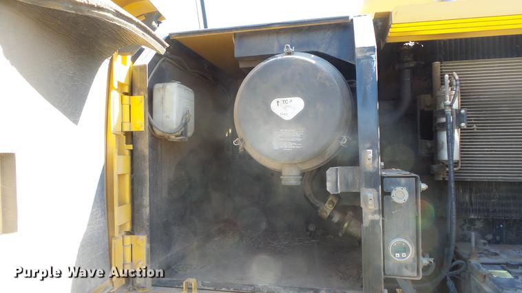 image for item DC0703 2005 John Deere 200C LC excavator