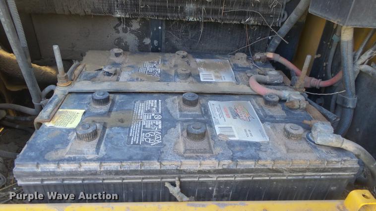 image for item DC0703 2005 John Deere 200C LC excavator