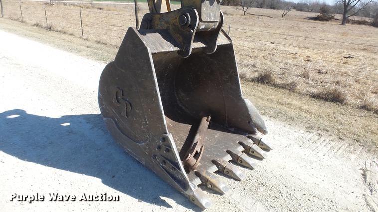 image for item DC0703 2005 John Deere 200C LC excavator