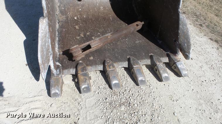 image for item DC0703 2005 John Deere 200C LC excavator