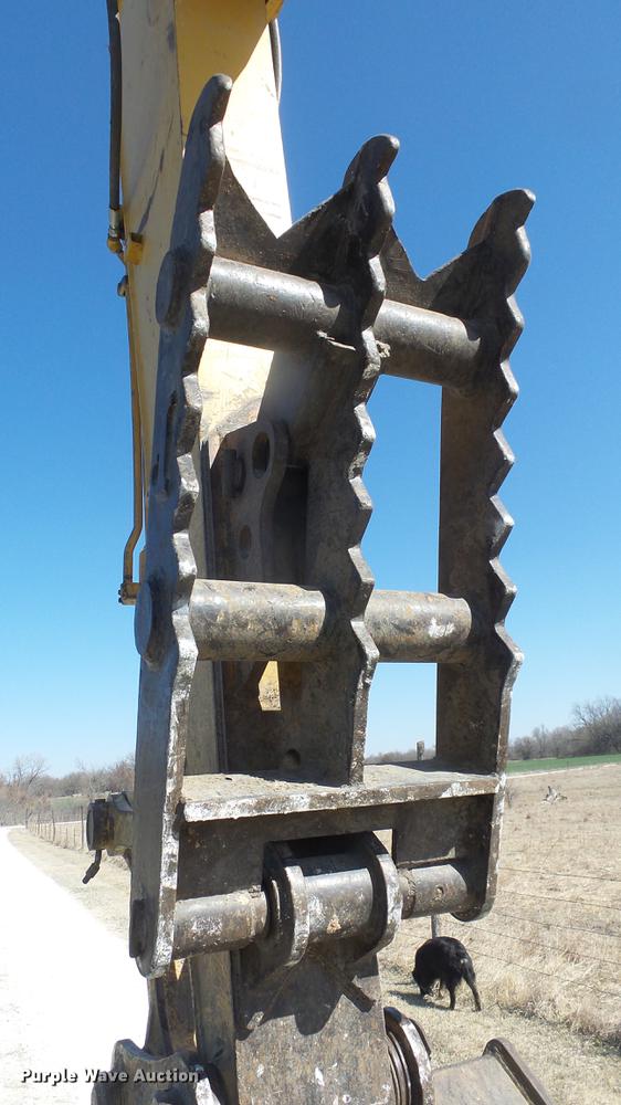 image for item DC0703 2005 John Deere 200C LC excavator