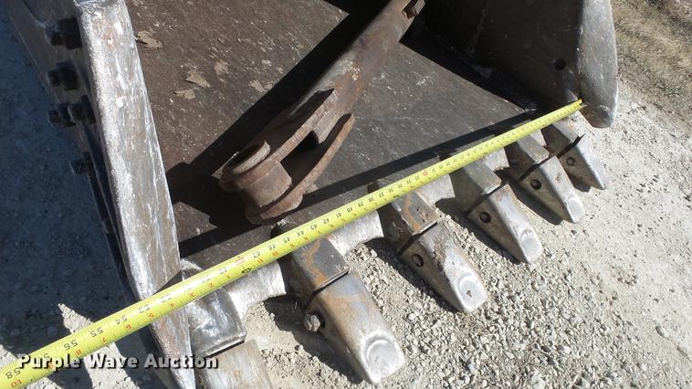 image for item DC0703 2005 John Deere 200C LC excavator