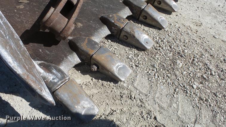 image for item DC0703 2005 John Deere 200C LC excavator