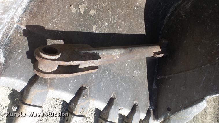 image for item DC0703 2005 John Deere 200C LC excavator