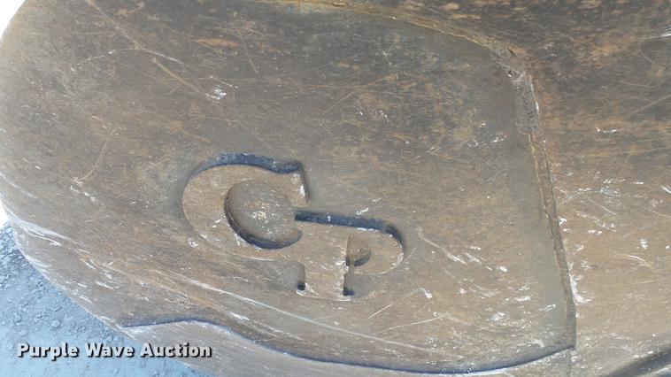 image for item DC0703 2005 John Deere 200C LC excavator