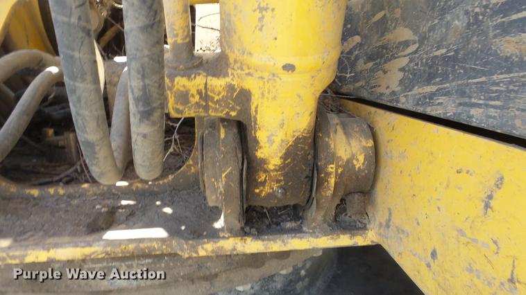image for item DC0703 2005 John Deere 200C LC excavator