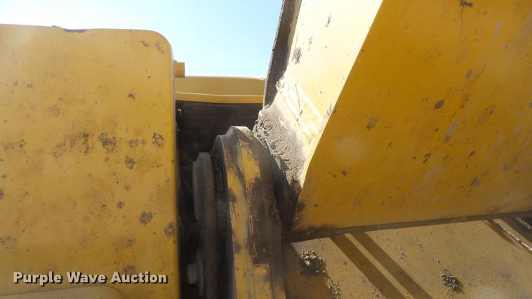 image for item DC0703 2005 John Deere 200C LC excavator