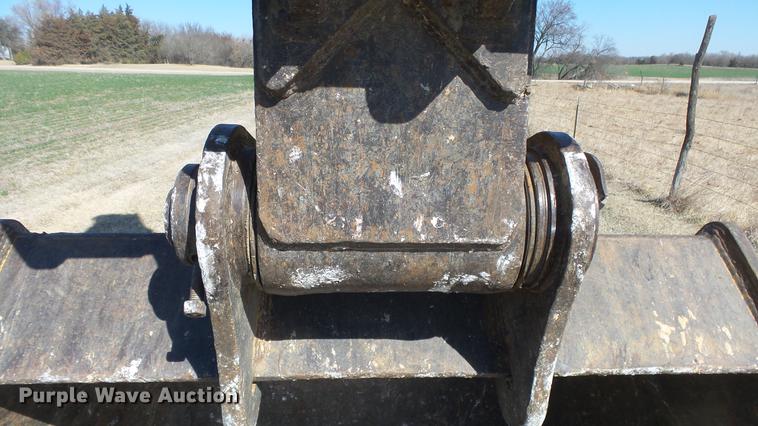 image for item DC0703 2005 John Deere 200C LC excavator