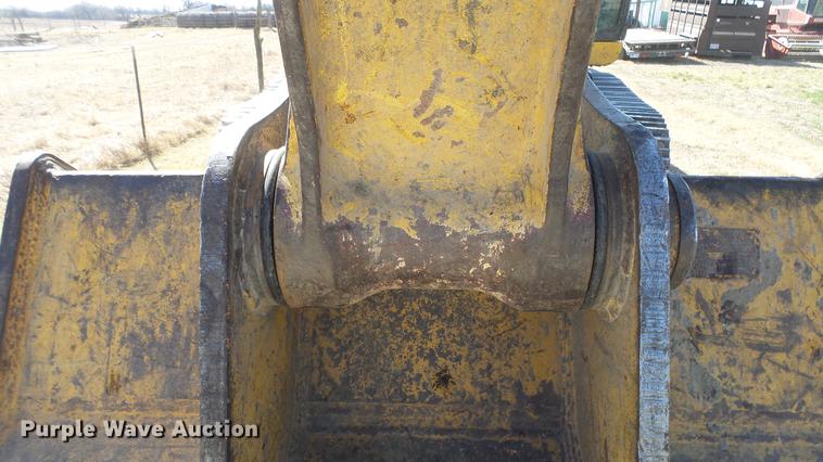 image for item DC0703 2005 John Deere 200C LC excavator