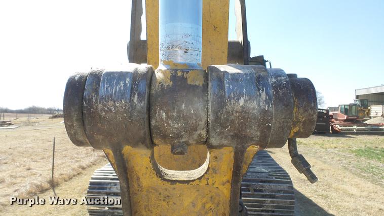 image for item DC0703 2005 John Deere 200C LC excavator