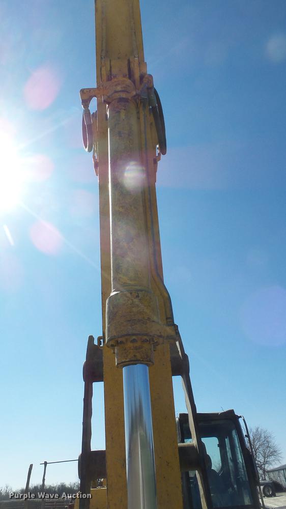 image for item DC0703 2005 John Deere 200C LC excavator