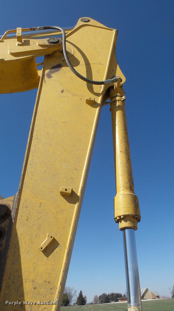 image for item DC0703 2005 John Deere 200C LC excavator