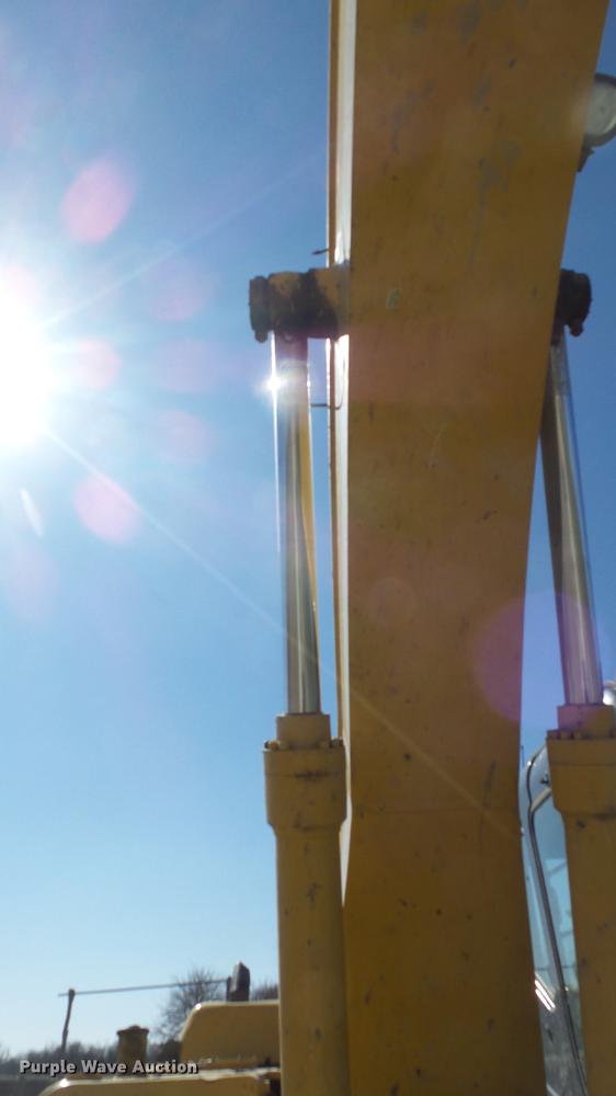 image for item DC0703 2005 John Deere 200C LC excavator