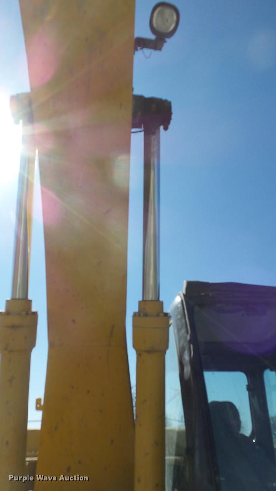 image for item DC0703 2005 John Deere 200C LC excavator