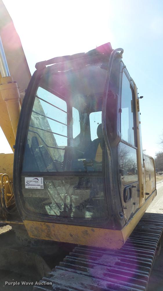 image for item DC0703 2005 John Deere 200C LC excavator