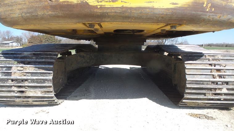 image for item DC0703 2005 John Deere 200C LC excavator