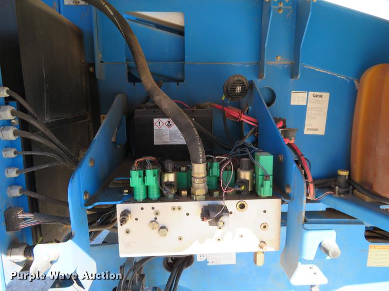 image for item DC0908 2005 Genie S60 boom lift