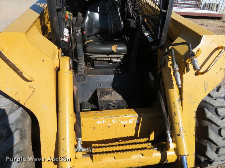 image for item DC0914 2006 John Deere 332 skid steer